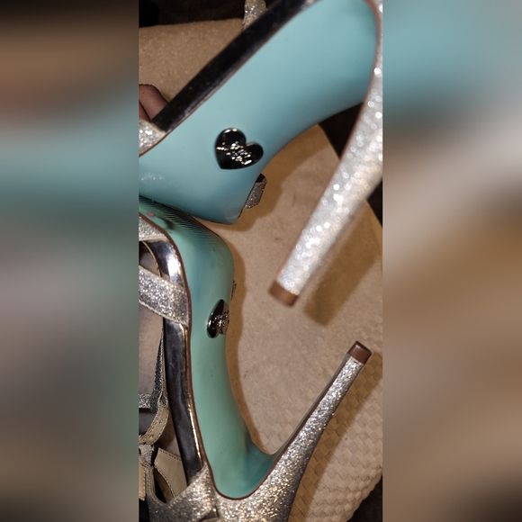 Shoes - Picture 4 of 4